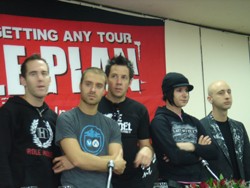 Drummer Simple Plan Cicipi Dunia Malam Jakarta